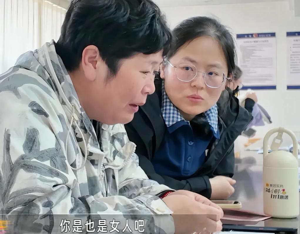房主任净身出户后，还想在前夫的村里拥有独立户口和土地权，工作人员说这不符合法律规