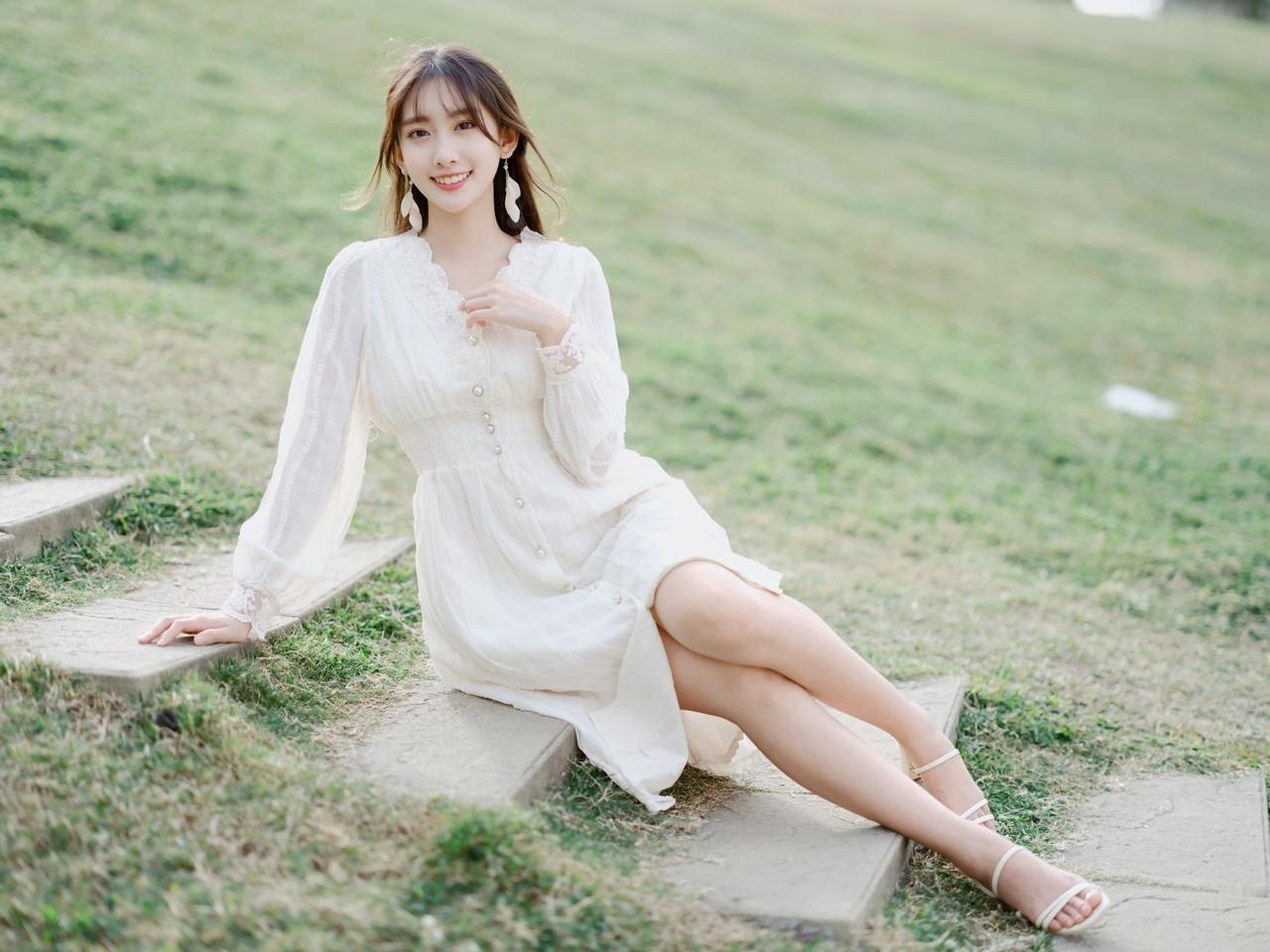 夏日清新穿搭，白色连衣裙，草地上甜美微笑