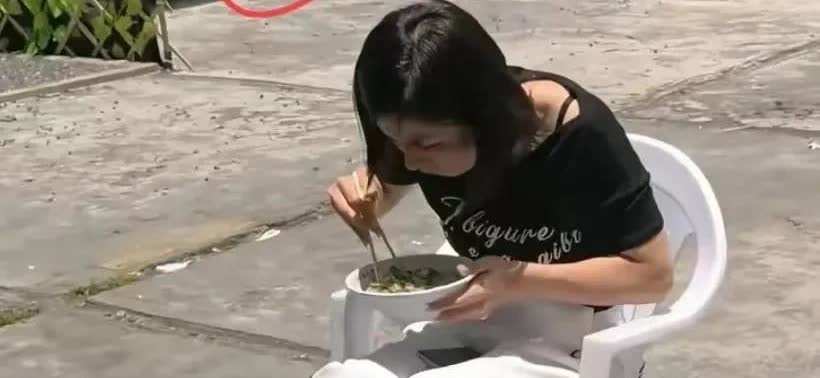 瑾汐贵州用餐，1个画面揭开婆家态度，哈妈回应热议，养母收惊喜瑾汐在贵州与家人