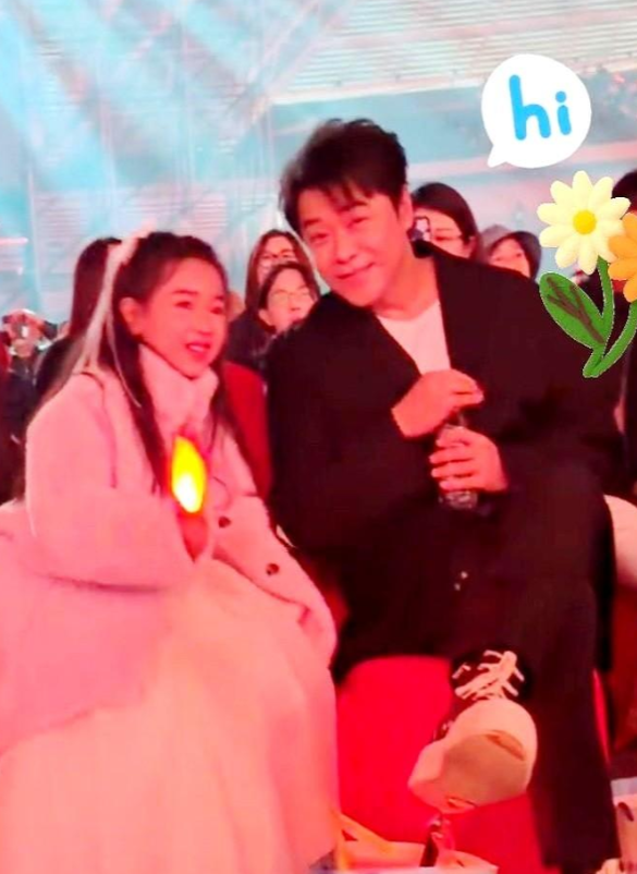 陈思诚和佟丽娅，离了婚，没断了爹妈本分。孩子叫他“叔叔”，他顺手给理了理头发