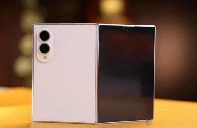 三星GalaxyZFold8Wide阔折叠屏手机，外屏PPI43