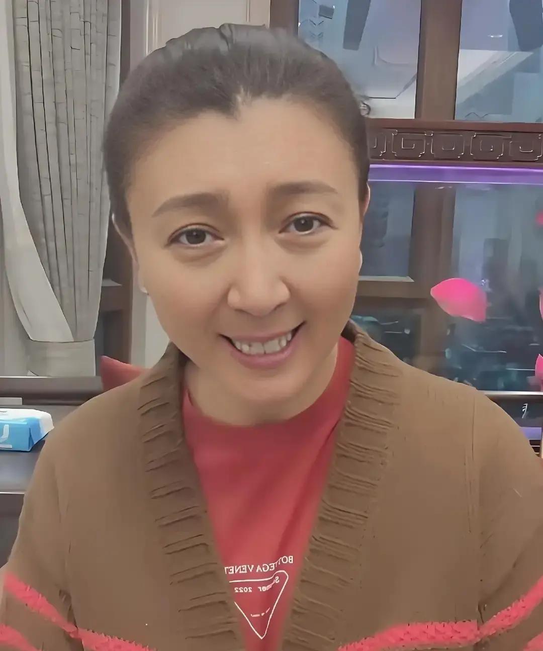 穿2000块T恤直播卖9块9鸡蛋这姐不是炫富，是把部队食堂的算盘搬到了直播