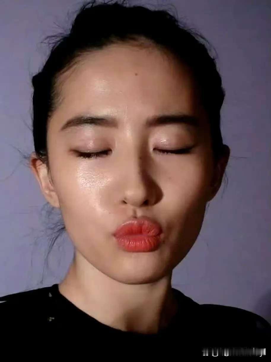 神仙姐姐刘亦菲的无美颜自拍来了！镜头下的她五官依旧精致，天然的颜值扛住了无修考验