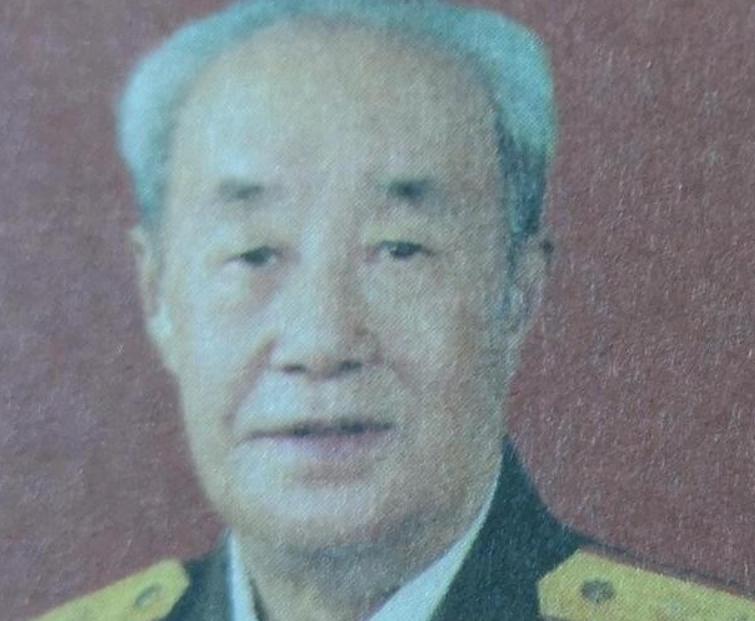 1961年的川西高原，秋风卷着碎石子打在军车玻璃上。邓华裹紧旧呢帽，车窗外的山