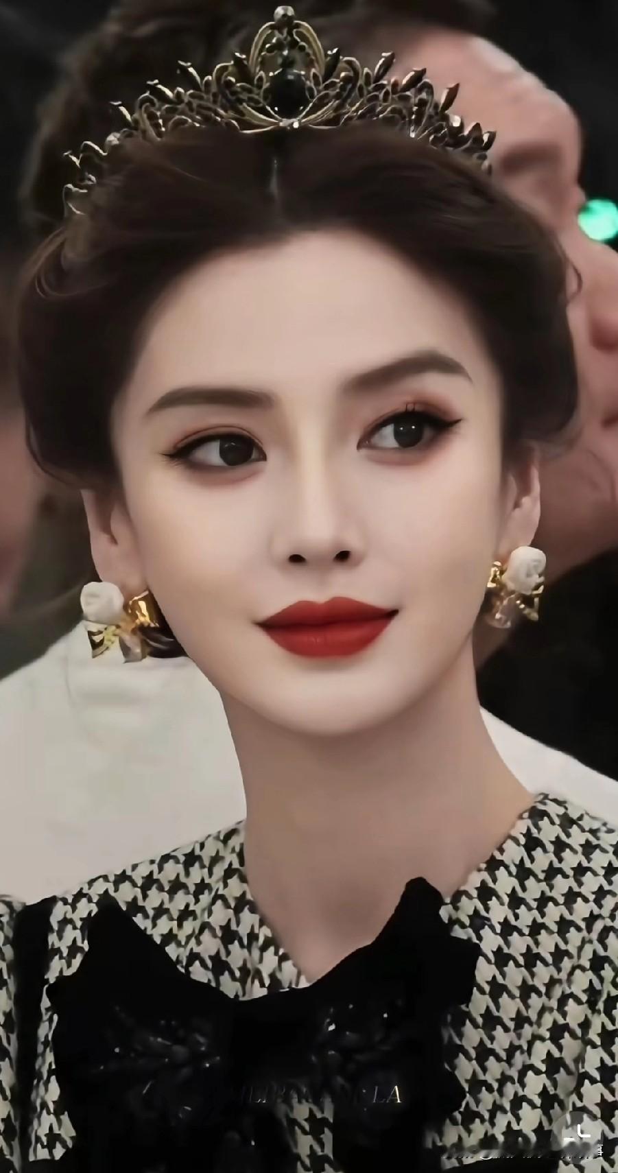 杨颖angelababy活动造型，这个妆也太适合了吧。超级浓烈的眼妆攻击性拉满，