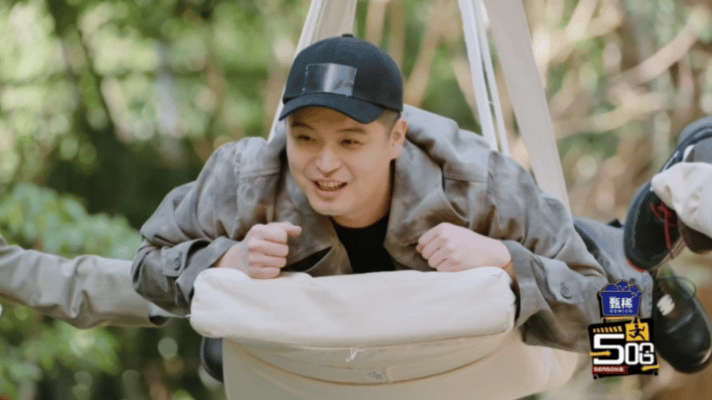 鹿晗还是这么不经劝几年过去鹿晗还是这么好哄哈哈哈哈哈鹿晗大概是五哈团里最没有“