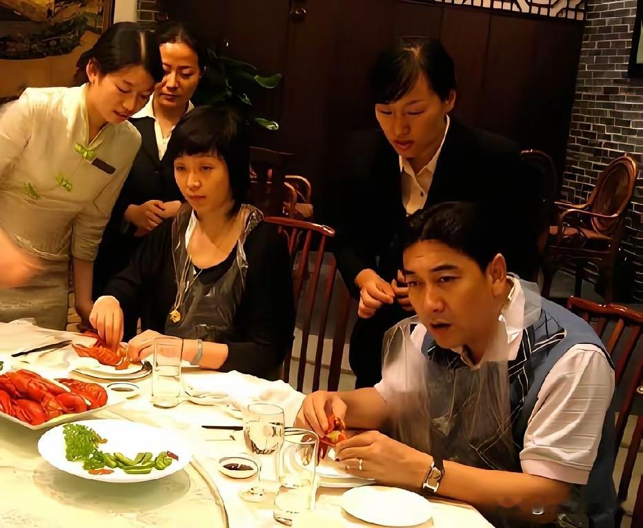 2008年，南京一家餐馆里，水均益和妻子杨迪坐在桌前吃小龙虾。桌上是热腾腾的小龙虾，两人戴着一次性餐