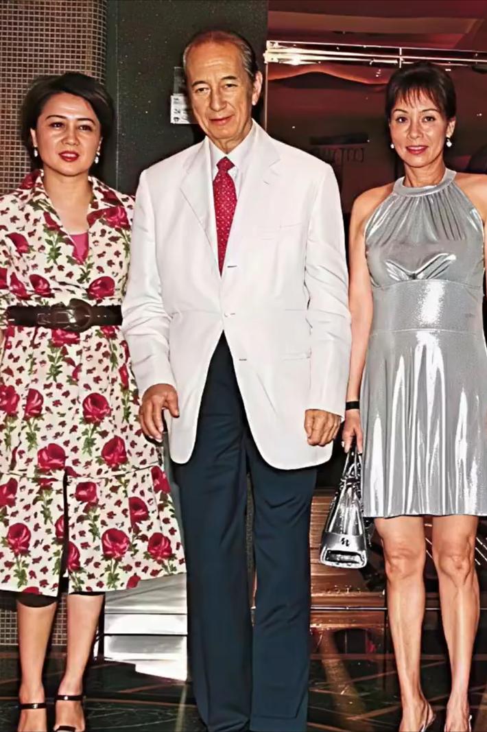 看到一组经典老照，80岁赌王携三太、四太公开亮相，老爷子身姿挺拔气场十足，状态完