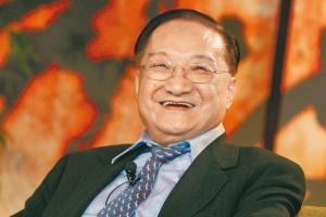 金庸虽然是文学大师，但数学不行，对数字缺乏敏感。2001年5月。那时候天津的日