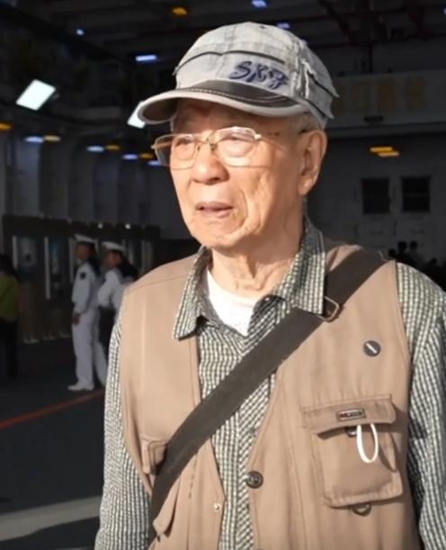 没有预约，就不能登舰。可那位91岁的老兵不肯走，站在码头上磨了很久。最后他从怀里