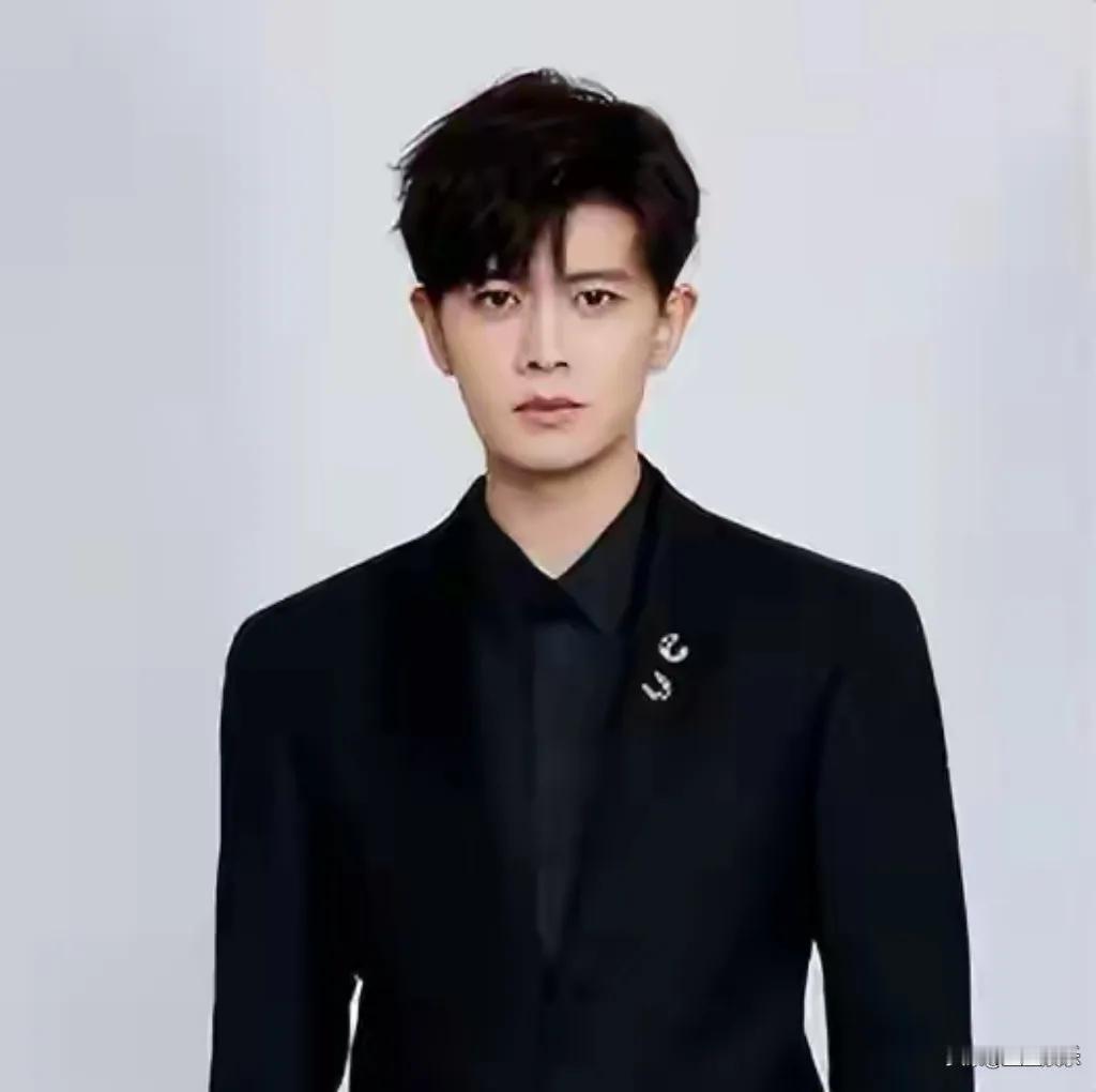 于正所言不虚，不拍戏便“消失”在大众频繁聚焦视野里的任嘉伦，实则已悄然走上另一条