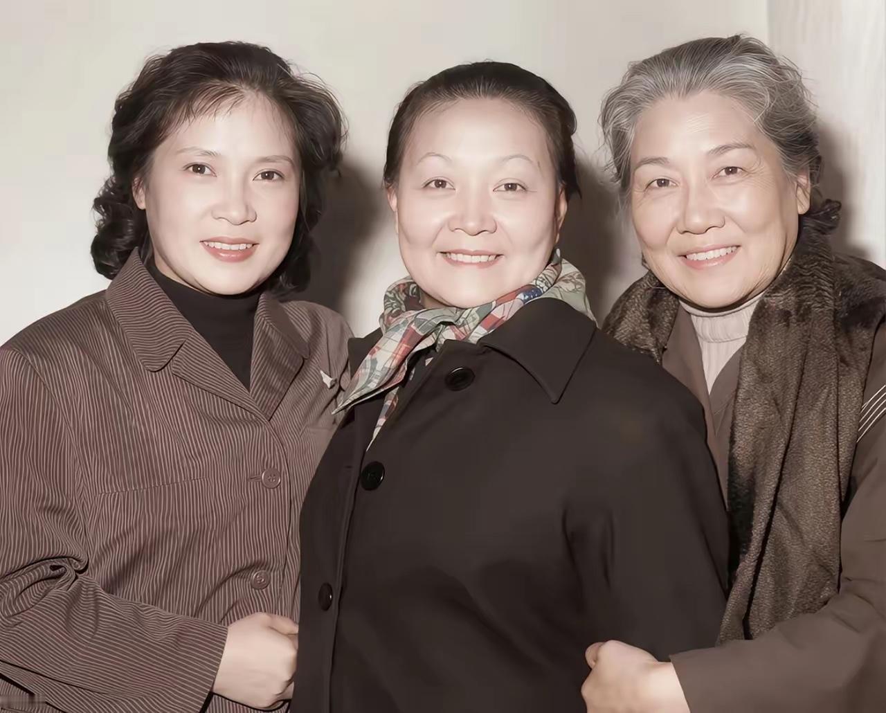 这张老照片，如果你认识两位，说明你已经老了，最少也60岁以上了吧