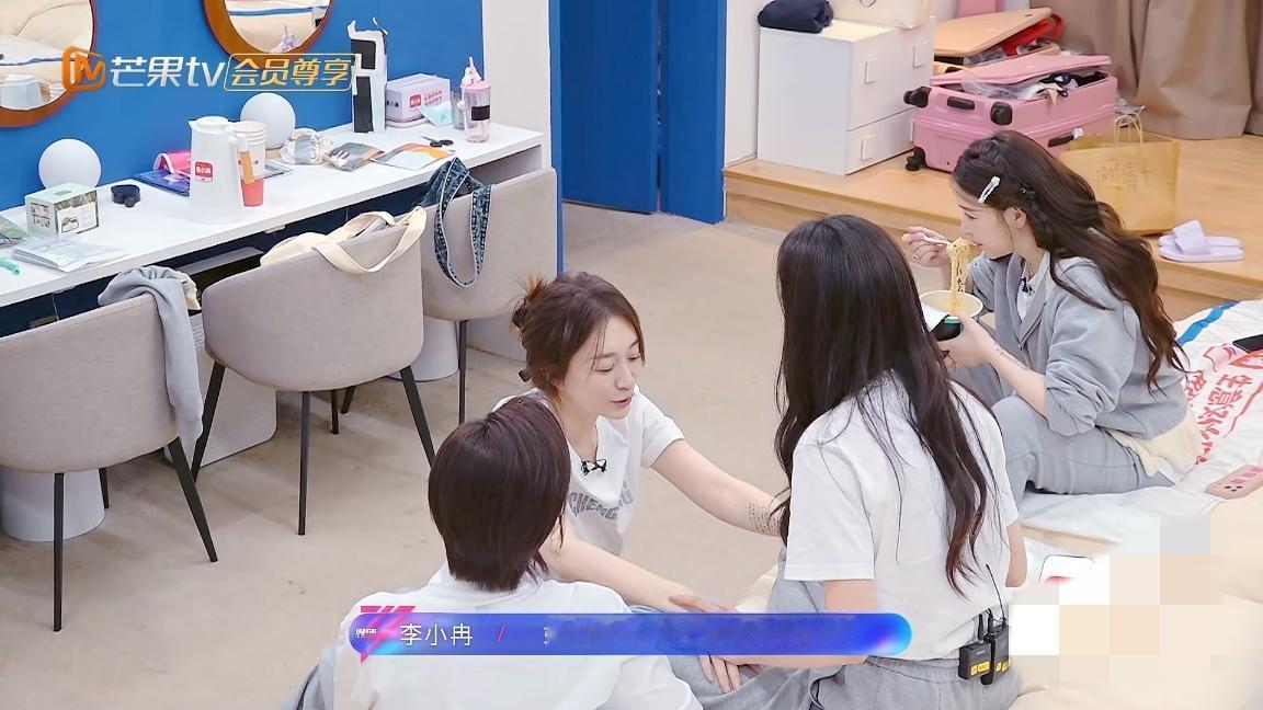 心态不错李小冉自己大方玩梗，和姐姐们说:“你们可以把我设置成闹铃，她们说很多人