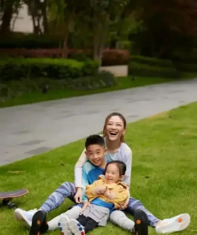 应采儿没去看陈小春深圳演唱会，转头飞去伦敦陪Jasper领青少年艺术奖。视频里