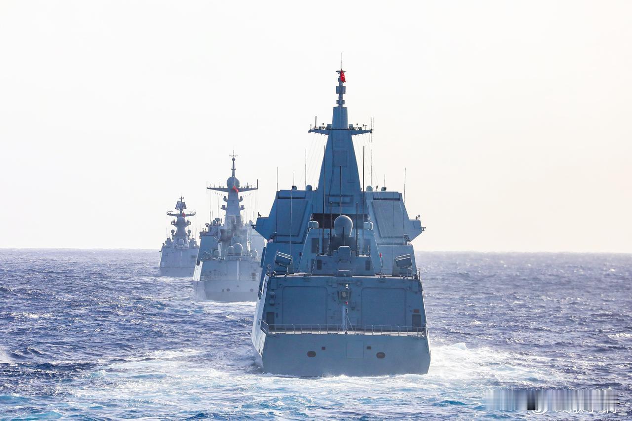 中国海军驱支的超大杯、大杯和中杯排成一字纵队，准备对海岸线进行实弹射击训练。其实