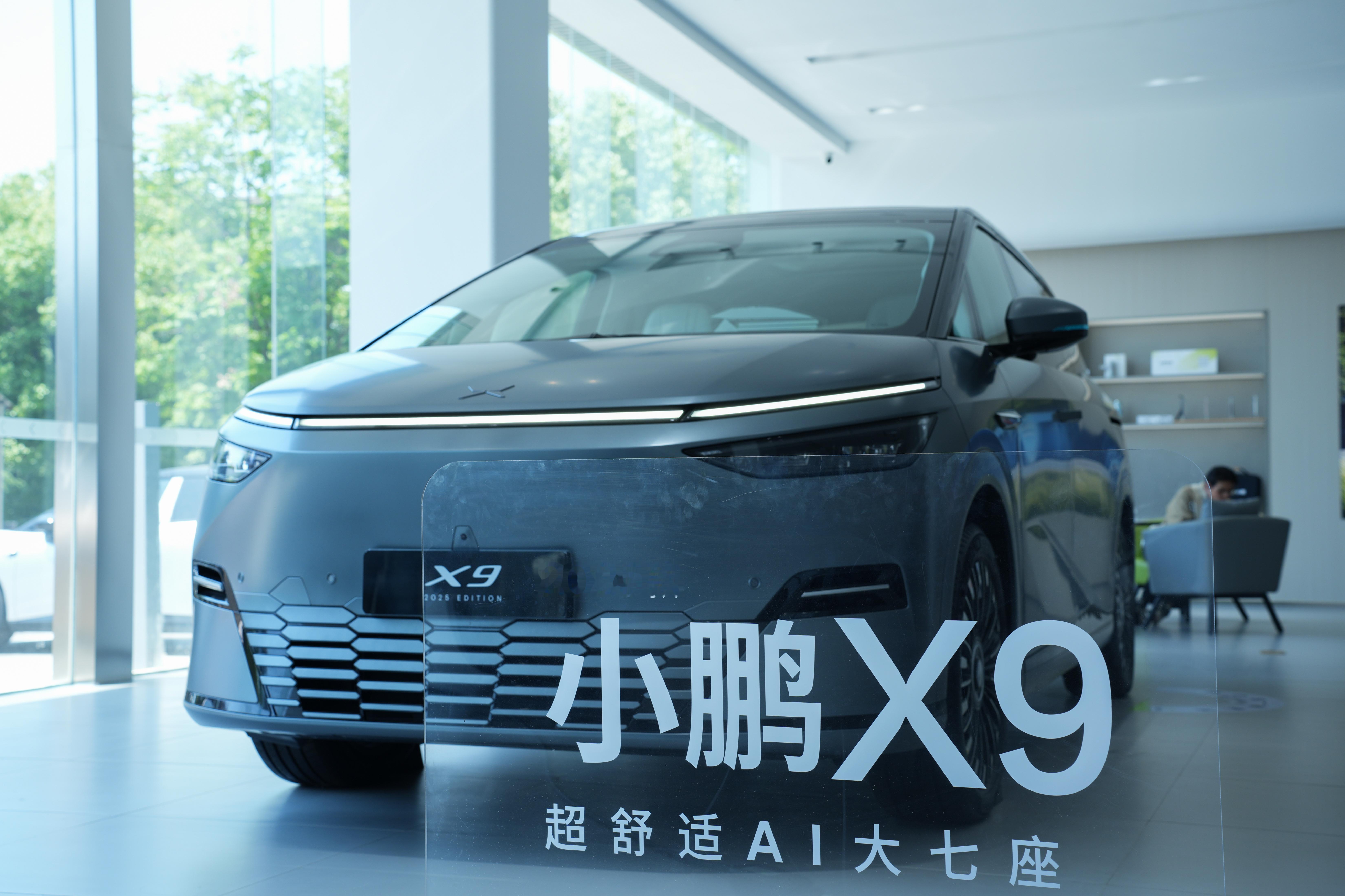 小鹏X9上市大升级不涨价今天终于摸到了刚上市的2025款小鹏X9！说实话，体验完