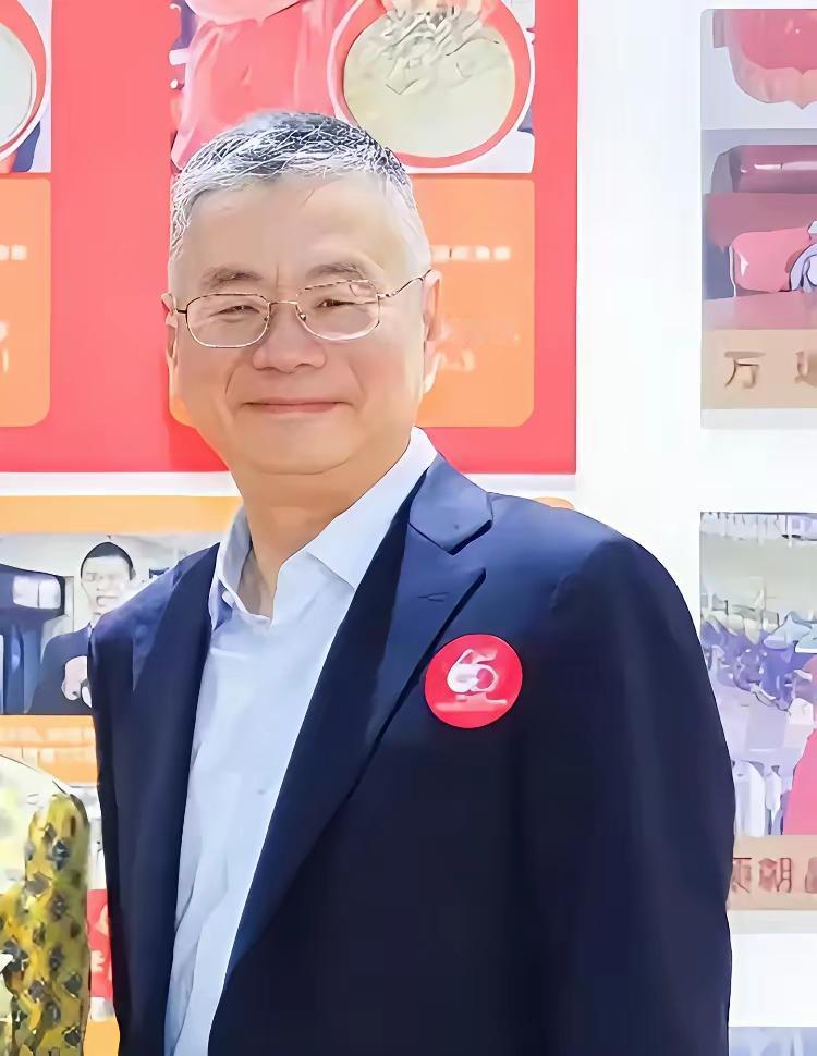 马斯克最好的中国同学任宇翔，比马斯克小2岁，头发已经花白。1992年，21岁的马