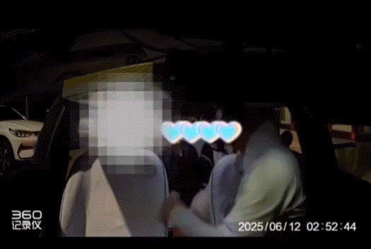 司机识破外国人，救下中国女孩---