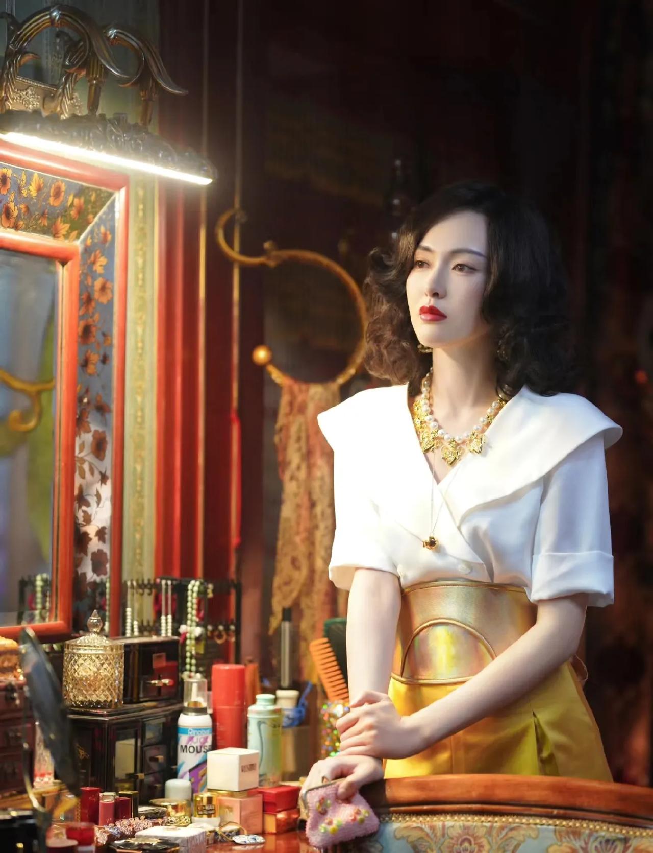 唐嫣新剧，演了一个酒吧女生，就是唐嫣是上海白富美吧，这个头发也太枯燥了，应该可能