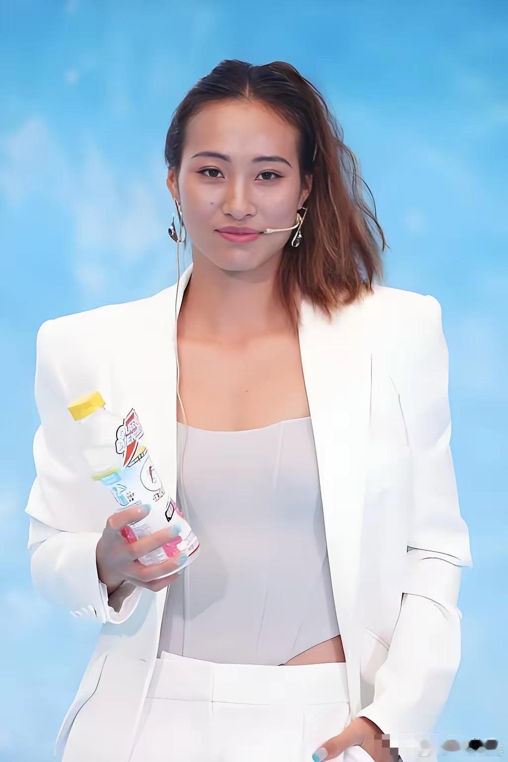 她，做到了世界网坛不可能的事情！我问豆包，历史上女子网球决胜局0：5落后情况下，