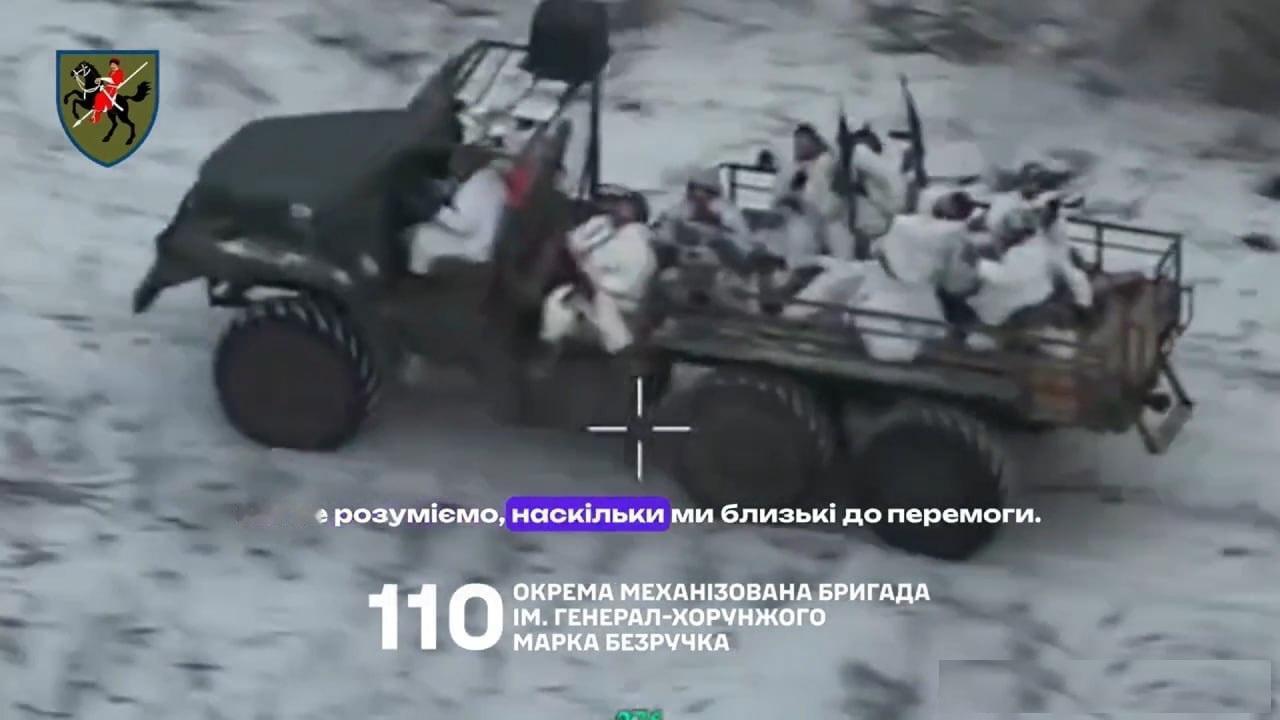 俄军又在蛮干，开着敞篷卡车，坐满步兵冲击前线：被全员报销。俄军打仗有时候非常