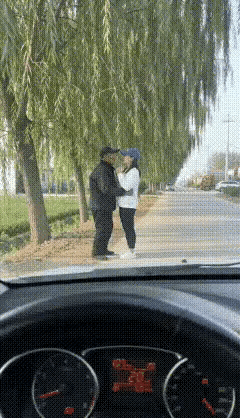 马路边，大爷正与一个小媳妇亲热呢，司机摁了下喇叭，把俩人吓了一跳！老牛吃嫩草