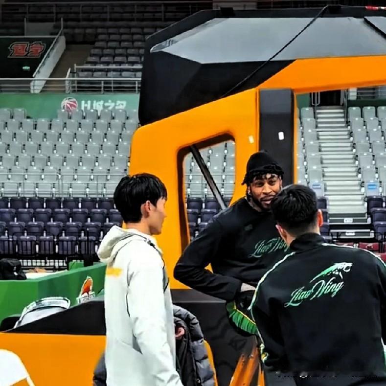 辽宁男篮光脚不怕穿鞋的！广东球员来到辽宁体育馆竟敢嘻嘻哈哈，相信等赛后会笑不出来