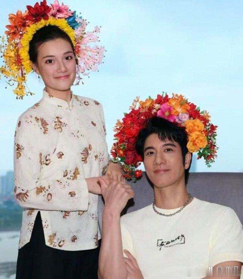 49岁王力宏晒侄女合照，18岁侄女和他似复制粘贴，家族基因真强大。​