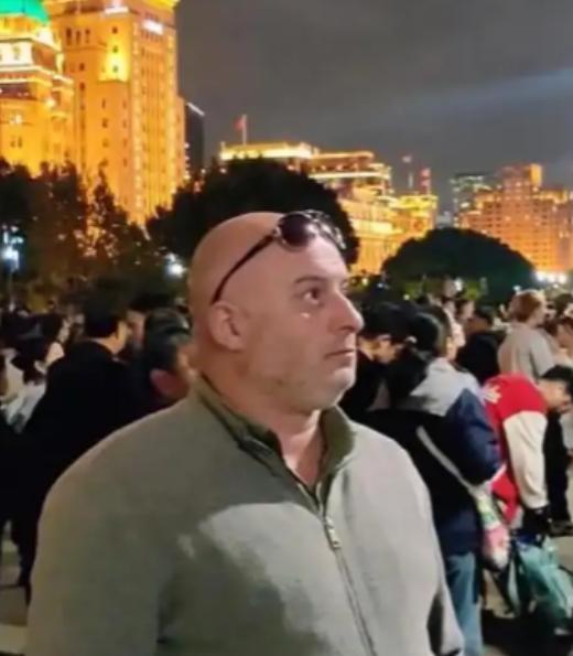 为什么很多美国人到了中国后不笑？全都表情严肃的看着中国的一切!来中国玩的外国人越