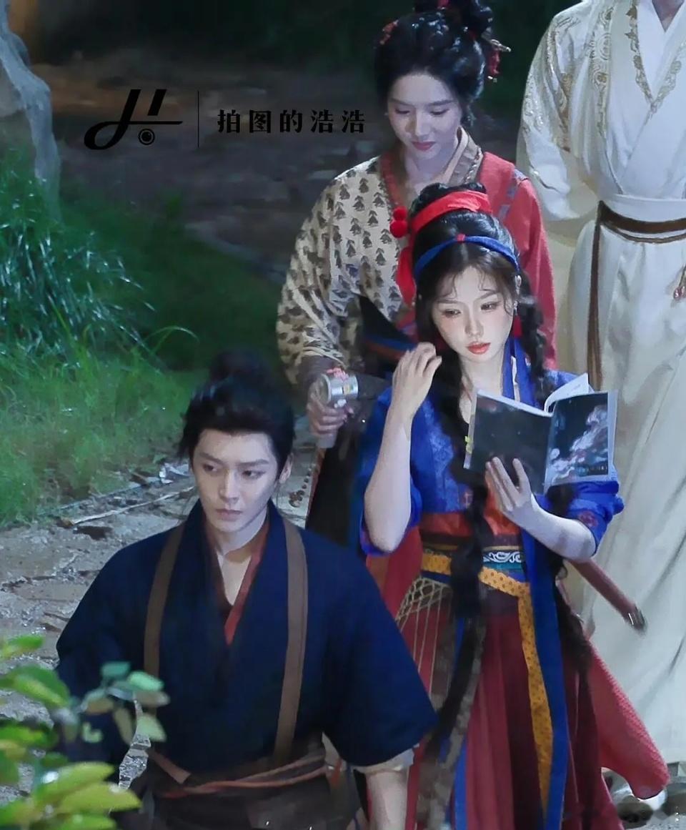 虞书欣真的很怕别人拍到她的法令纹，还自带补光灯