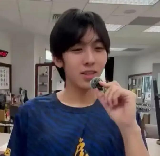 林志颖天天盯着Kimi的脚脖子，生怕他长不过一米七。他自己不到一七五，追陈若