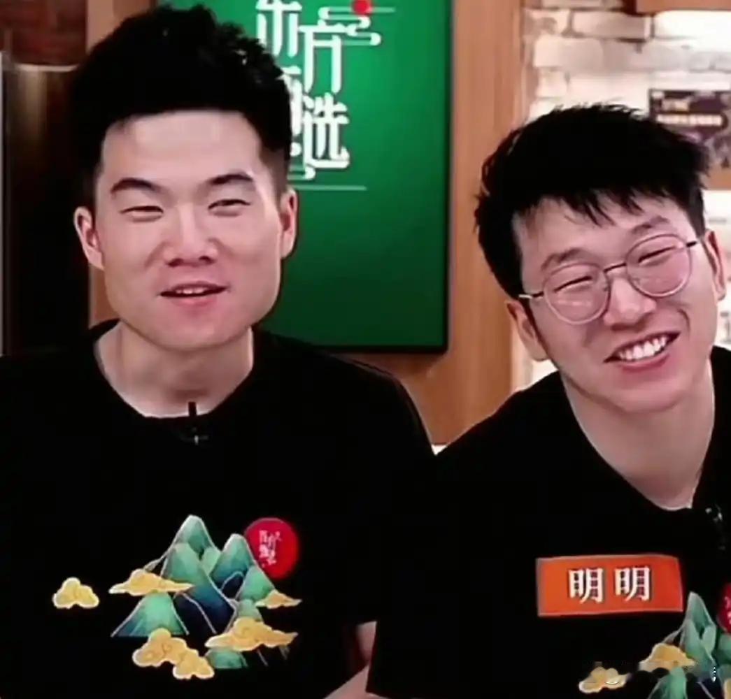 明明等人同时离职时的表现，使人更加清晰的看到，这世上只有一个董宇辉。坦