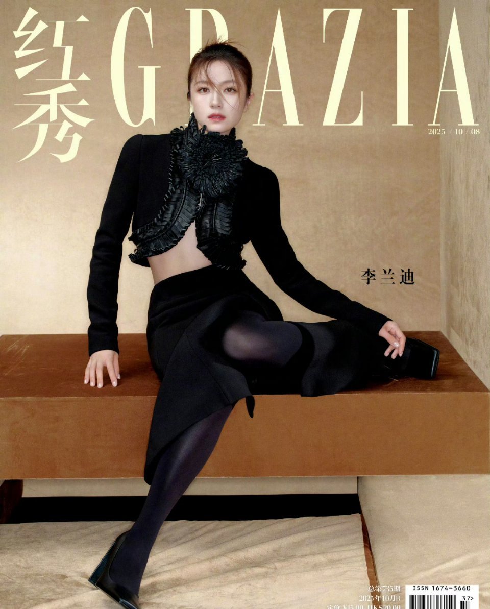 这居然是在拍杂志，后面几张我还以为是淘宝服装模特​​​