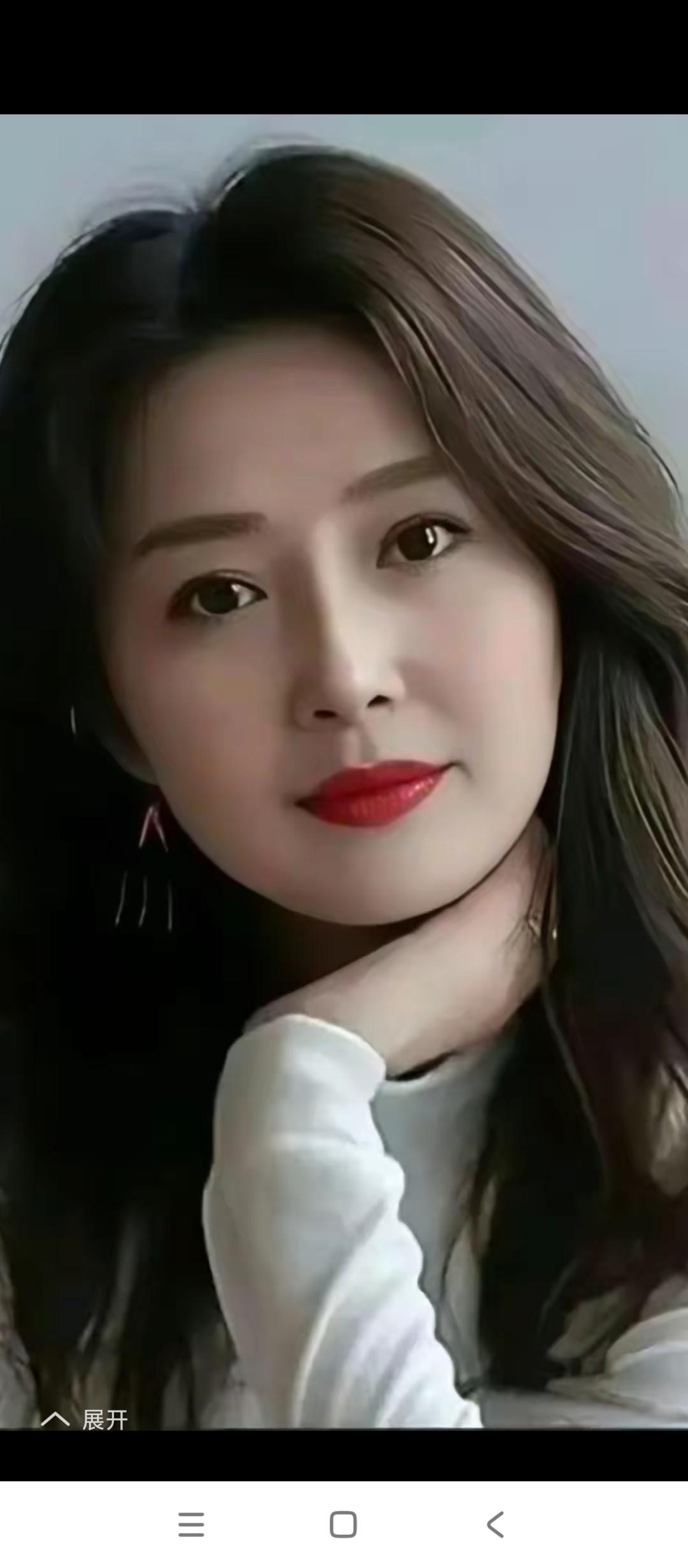 上联，鼻若玉峰挻秀色，诚邀下联目如星斗耀清光。