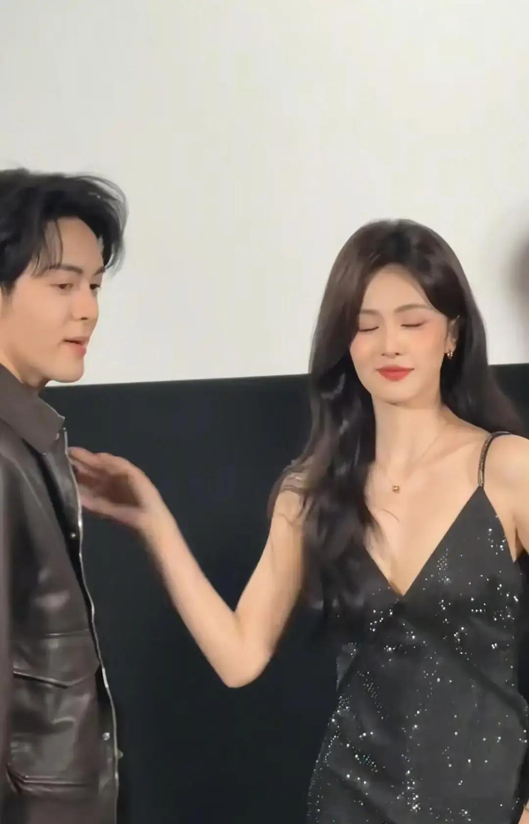 完美人设正在成为内娱最快的贬值资产。而耳朵通红、表情失控的“丑态”，成了新的硬