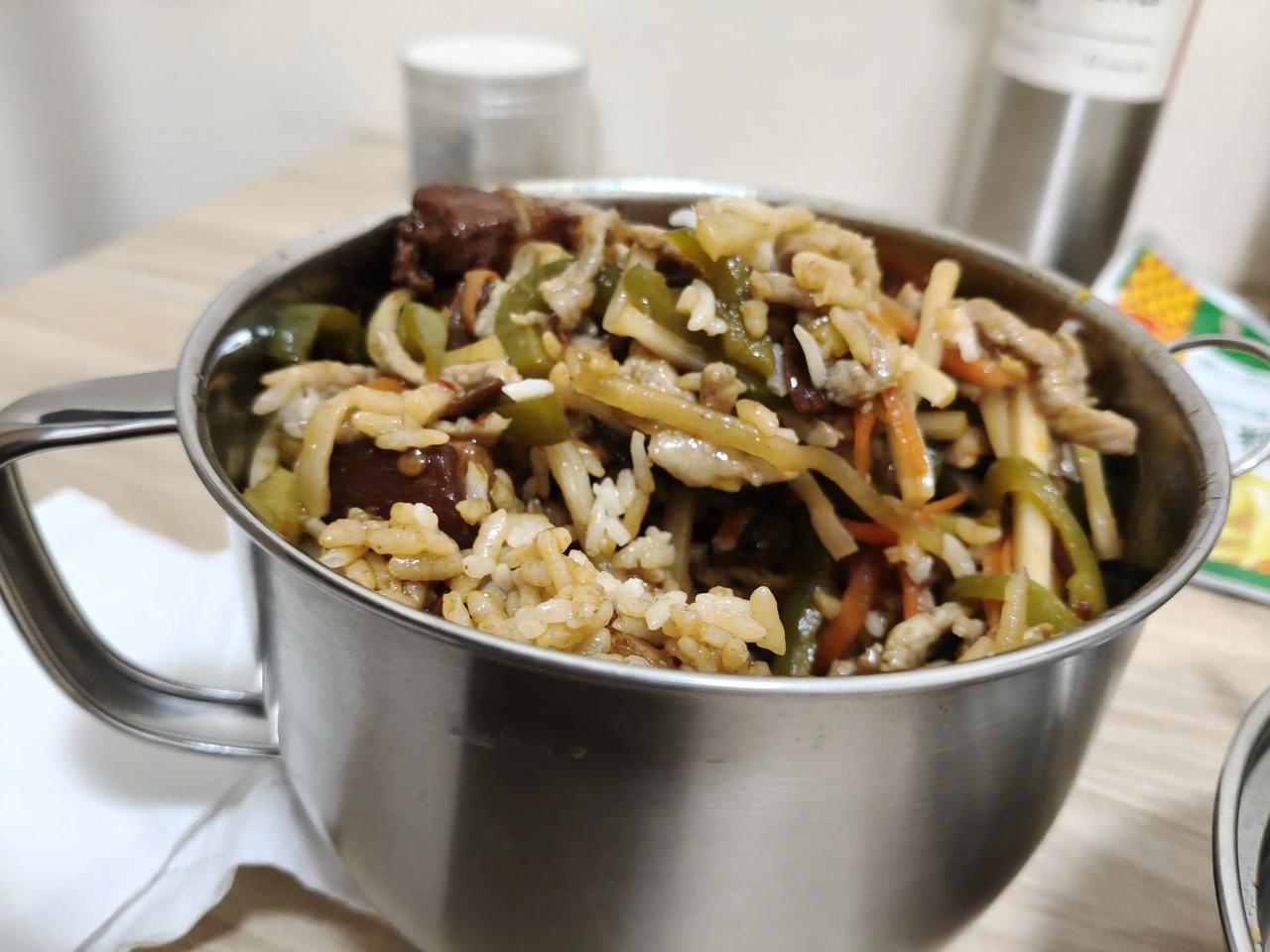 猜猜我晚饭吃的什么？没猜到吧？今天去，晚上去食堂打饭。食堂只有两份菜。一会是红