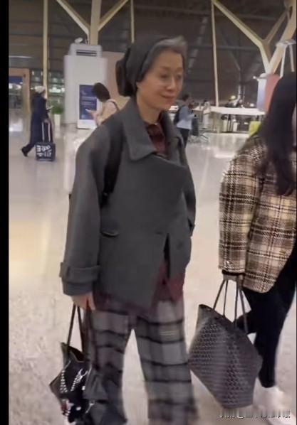 叶童戴毛线帽现身机场，打扮如菜市场大妈引热议。近日，许仙叶童独自一人走机场，灰色