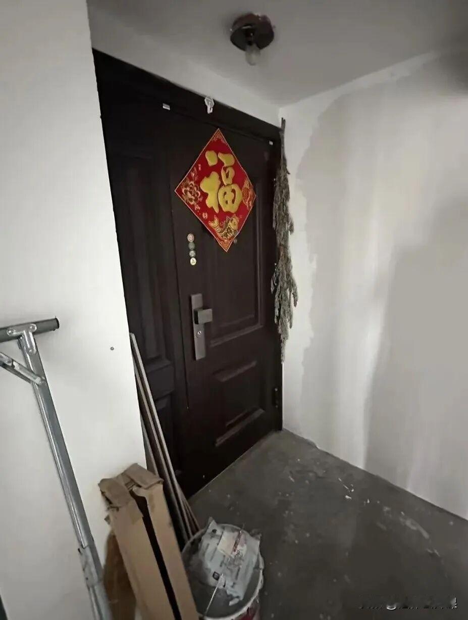 “真是什么人都有！”上海闵行，男子自家复式楼上下两层有近10平米公共楼道，结果被