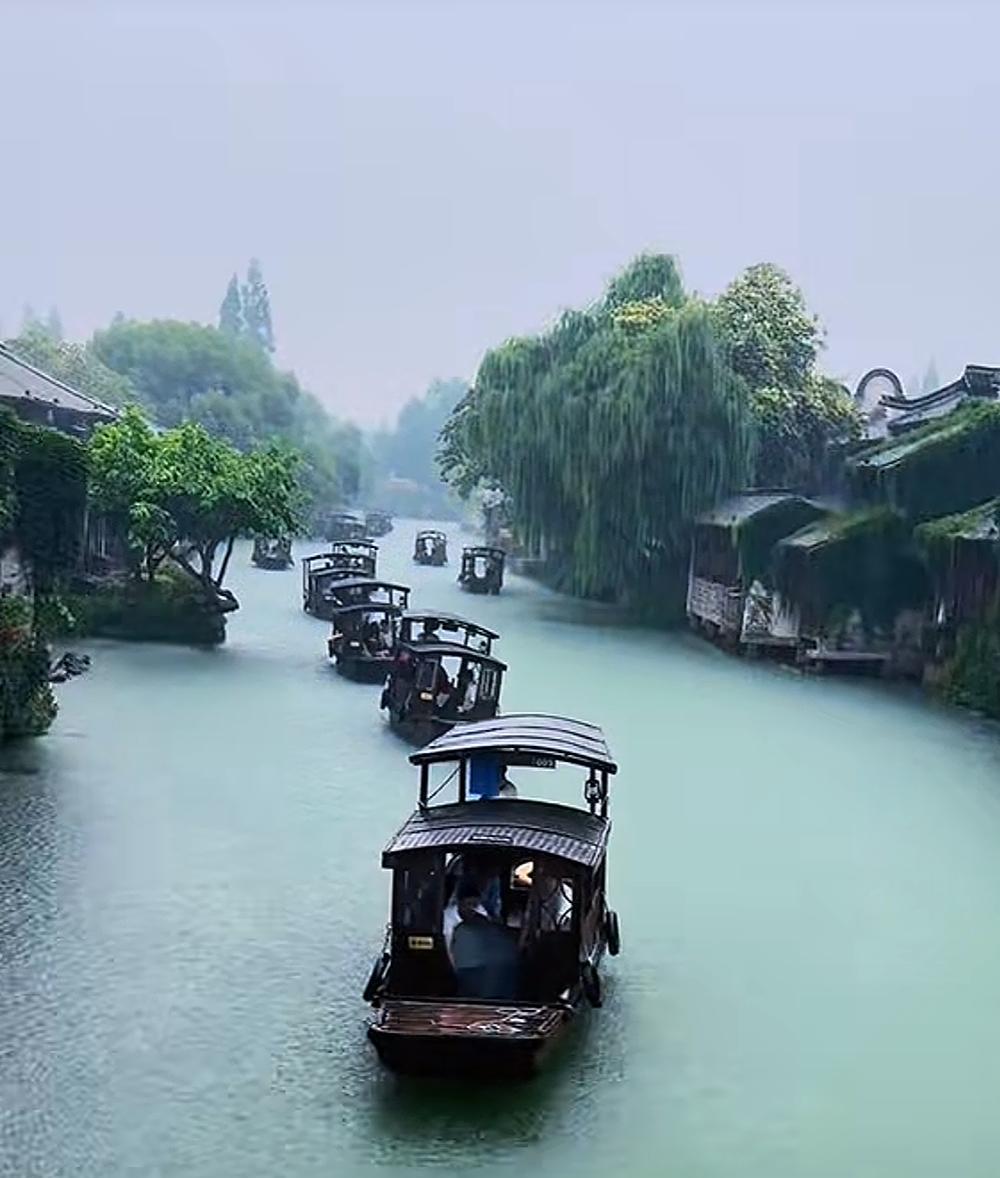 南方人：下雨真烦，北方人：烟雨江南。南方人：风到这里就是粘，雨到这里缠成线，北