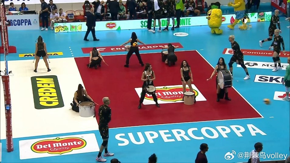 局间休息，火辣辣的打鼓女战士又上场了😏。男排意大利男排超级联赛