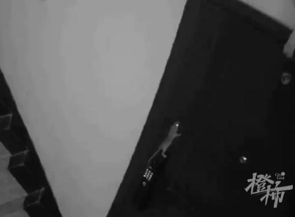 “太吓人了！”11月1日，浙江杭州，一女子正在家里休息，忽然传来门铃的“叮咚”声