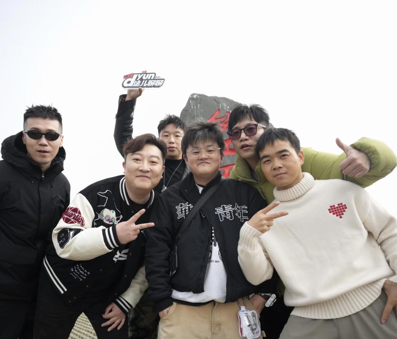 上海德云社要开张了，热热闹闹几天大戏。你看那节目单，秦霄贤、何九华都上了，《