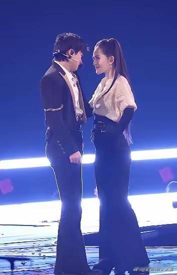 其实明眼人都知道，谢娜突然开演唱会，哪是什么圆25年的歌手梦，就是趁着《乘风20