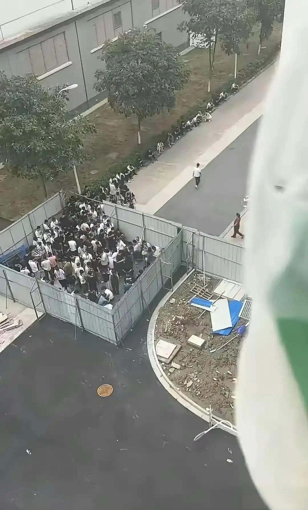 这是不是工厂的吸烟区呀？有知道的吗？