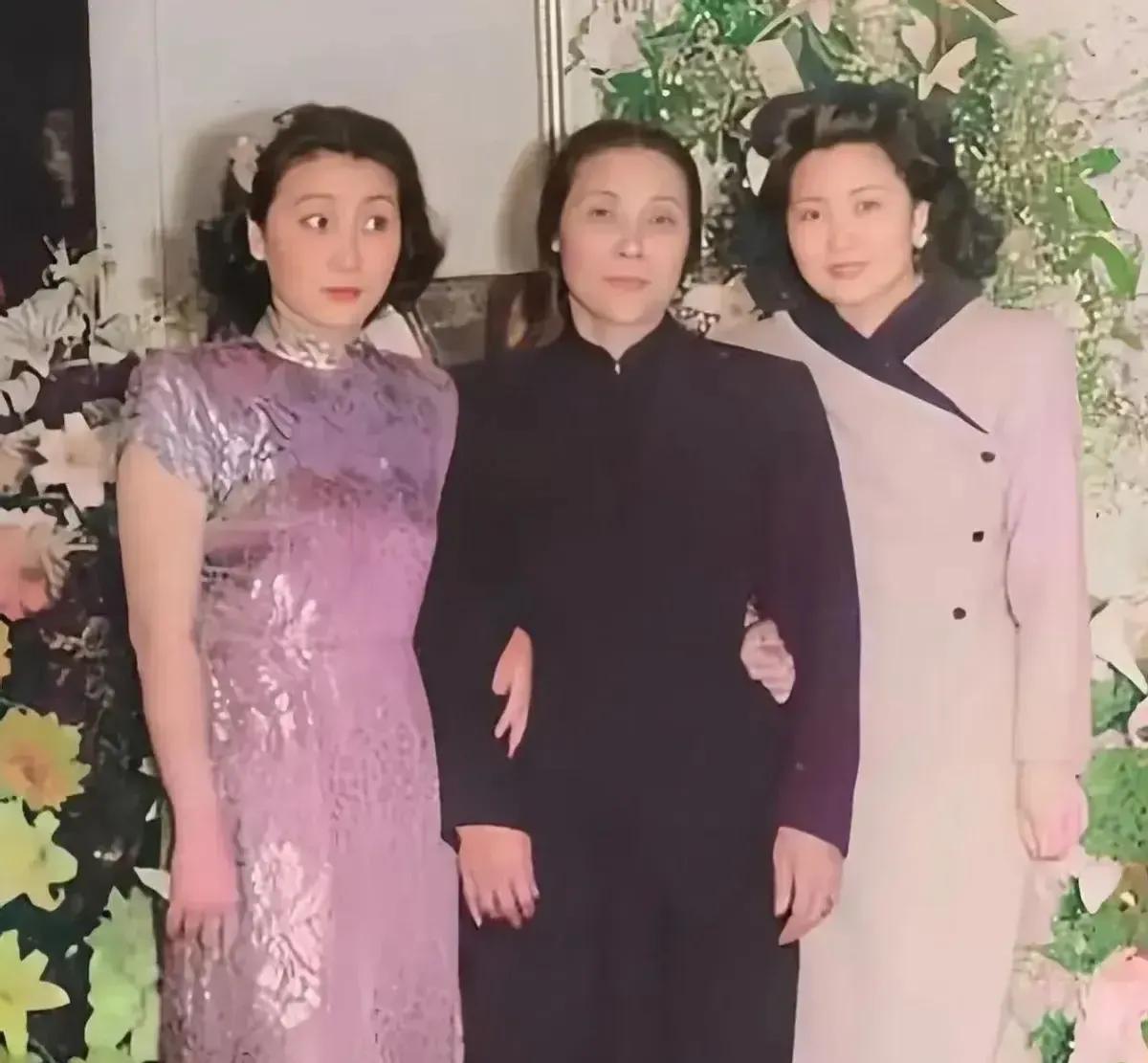 有人以为蒋英葬礼上的党旗是沾了丈夫钱学森的光，其实完全错了。蒋英自己就是一位值得