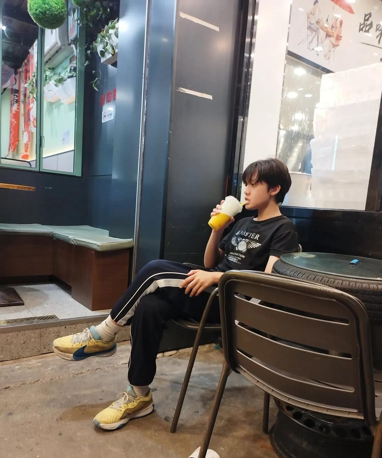 15岁的儿子暑假还去打了几天暑假工。早上6点多，儿子就悄悄的起来了，他可能是不