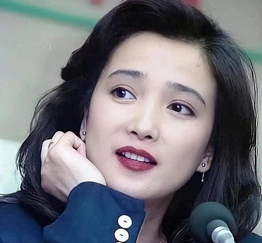 照顾她十年的，不是哪个明星，是保姆。荧幕上，她是四大名著全演过的古典第一美人。