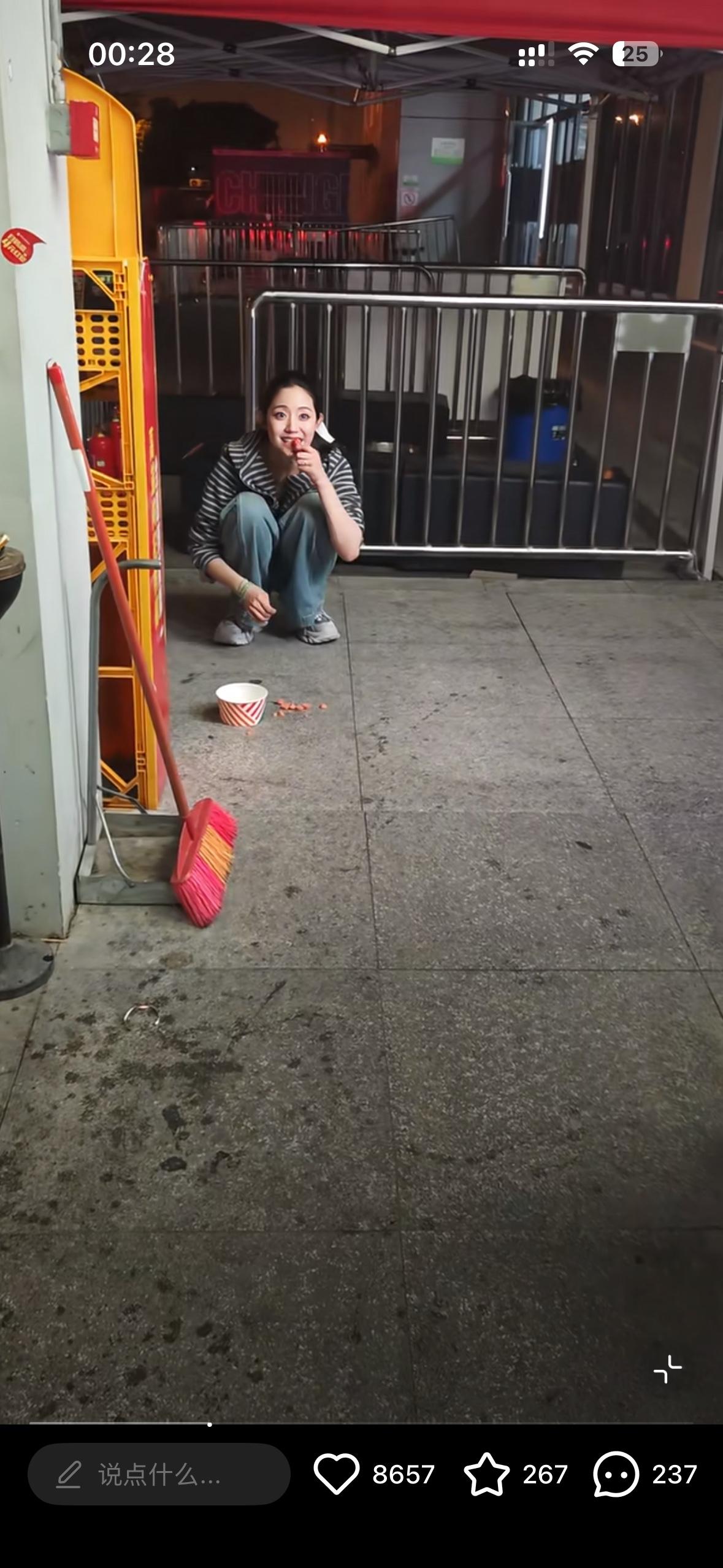 凌晨3点，网友在长沙街头便利店前偶遇万千惠喂流浪猫，不仅大方接受拍摄，甚至还给网