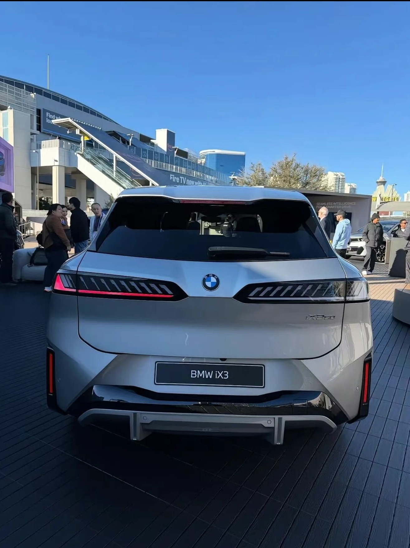 好久没觉得一台宝马帅了！这个造型我喜欢，很有张力也可能是这套照片拍的好期待看看实