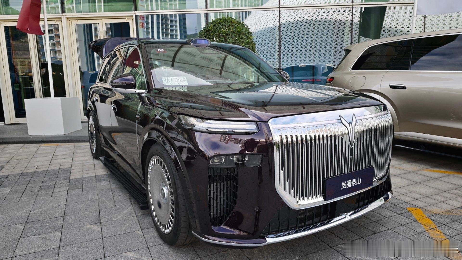 岚图泰山的几种外观颜色，纠结选哪个，老白的车停在室外，北京这么大土，黑色和深酒红